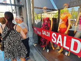Saldi, il primo weekend &egrave; un flop: i pareri contrastanti tra i commercianti, &laquo;Online sconti tutto l'anno&raquo;
