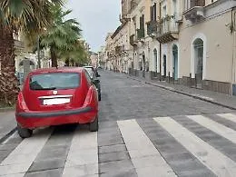 Baby gang semina il panico in centro tra gli anziani e danneggia le auto in sosta