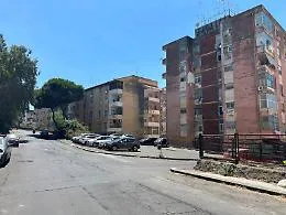 Spari vicino al supermercato dello spaccio: pallottola colpisce la finestra di un palazzo