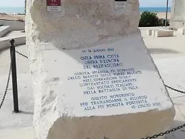 Il contenuto della stele del Lungomare di Gela che ricorda lo Sbarco degli Americani deve essere rivisto