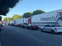 Il dramma dell'esodo di chi deve lasciare la Sicilia: un porto a met&agrave;, la burocrazia che rallenta e i camion che paralizzano la citt&agrave;