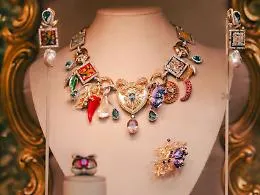 I gioielli da favola di Dolce & Gabbana: gemme, diamanti, maioliche, putti