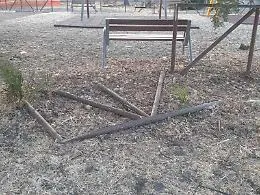 Vandali devastano la recinzione del parco giochi: residenti indignati