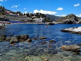 Un turista di 84 anni muore durante una nuotata