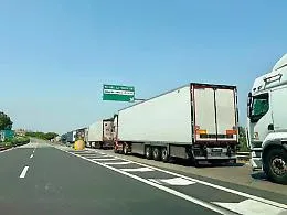 Messina, caos tir allo svincolo: oltre un&rsquo;ora di attesa e mezzi dirottati in centro