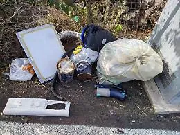 Abbandono per strada di rifiuti: incivili identificati e sanzionati