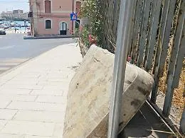 Lo Sbarcadero rinasce, il degrado resta: materasso abbandonato sul marciapiede