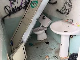 Vandali ancora in azione nella villa comunale: distrutti i servizi igienici