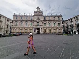 Catania, la citt&agrave; sotto la cenere: &laquo;Prenotazioni in calo del 25%&raquo; e si teme un effetto panico dopo Ferragosto