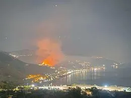 Incendio devasta il comprensorio turistico, sindaci pronti alla denuncia contro ignoti