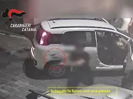 L&rsquo;inseguimento, lo schianto, le pistolettate: il film dello scontro a fuoco a Monte Po