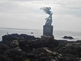 La statua della Nike che ha resistito al ciclone Harry si teme che possa cedere, gli appelli per stabilizzarla