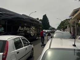Via Pertini paralizzata all&rsquo;uscita dalla scuola