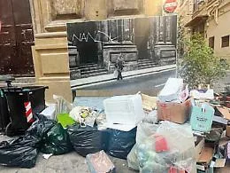 Discariche in centro storico, multe col gontacocce nel "far west" di via Napoli e via Maqueda