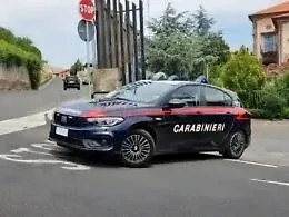 Paga il conto e restituisce le mance rubate
