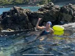 La quindicenne Martina Russo attraversa lo Stretto di Messina a nuoto in meno di 40 minuti