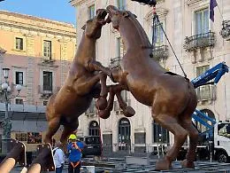 Cavalli bronzei, polemica social per i costi di installazione