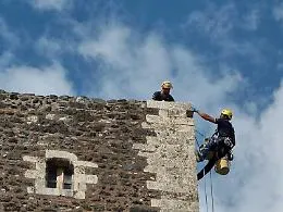 Operai sospesi a 30 metri per mettere in sicurezza il Castello Normanno