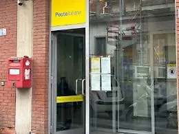 Dimentica la borsa davanti l'ufficio postale, una passante la porta ai carabinieri