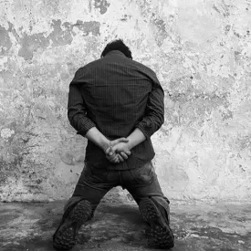 Santiago Sierra a Palermo: corpi sotto controllo in "Ejercicios para una gimnasia popular"