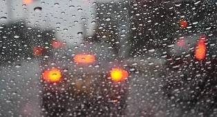 Forte temporale in citt&agrave; e in provincia: strade allagate, alberi crollati e automobilisti soccorsi