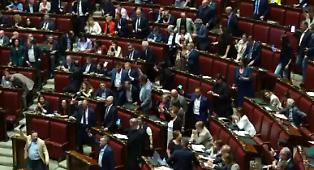 Preferenze fino a tre: la maggioranza ricuce lo strappo e avvia la legge elettorale tra proteste