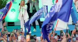 Bari, la prima zampata di Giorgia nella lunga campagna elettorale: "Niente ribaltoni, governo scelto dai cittadini e Zes a tutta Italia"