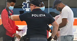 Meloni su immigrazione: &laquo;Chi delinque viene espulso&raquo; e posta video sui social