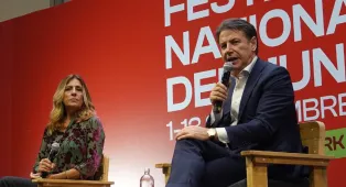 Lo "strappo" della Versiliana: Giuseppe Conte lancia l'ultimatum sulle armi all'Ucraina e scuote la coalizione