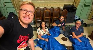 La Vardera occupa la commissione Bilancio, sfilata di solidariet&agrave; dei colleghi. Miccich&egrave;: &laquo;Chiamate La Russa, &egrave; lui che comanda&raquo;