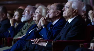 Problemi tecnici durante la proiezione, termina in anticipo la prima del film di Biagio Conte a Palermo con Mattarella