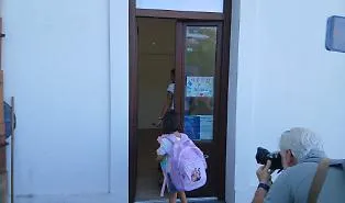 Dopo vent'anni riapre la scuola pi&ugrave; piccola d'Europa e suona la campanella per l'alunna Aysha