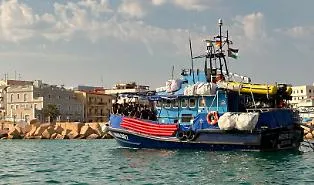 Migranti, rotta su Catania dopo 20 ore in mare: la nave Aurora della Ong Sea Watch e la polemica &laquo;sulla troppa distanza&raquo; dal porto sicuro
