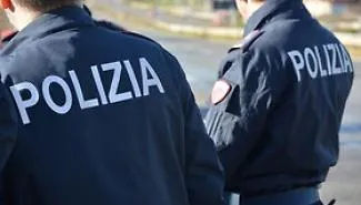 Intervengono per fermare una gara clandestina tra moto, a Falsomiele agenti presi a pietrate e feriti: due fermati
