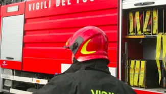 Grave incidente sulla strada statale 115: un camion si scontra con un'auto, tre giovani in codice rosso