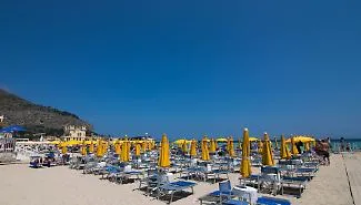 Valori batterici nella norma, revocato il divieto di balneazione a Mondello