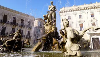 Fregi caduti dalla Fontana di Diana a Siracusa: recuperati e messi in sicurezza