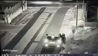 Il sacco nero, la sosta e la fuga: cos&igrave; le telecamere hanno incastrato chi abbandona i rifiuti 