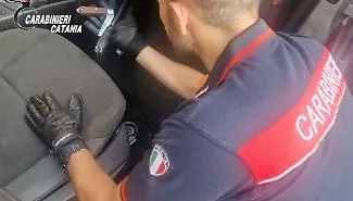 Alba movimentata a Bronte: i carabinieri due ladri trasfertisti. Da Gela fino all'Etna per svaligiare un appartamento