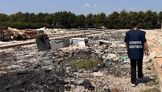 Discarica abusiva e rifiuti dati alle fiamme: sequestrata un&rsquo;area di 6.600 metri quadrati nel Siracusano
