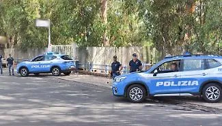 Ruba gasolio e bagagli da un bus turistico alla Playa: poliziotto ferito durante l'arresto