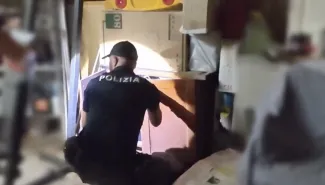 Assalto e terrore tra distributori e sale scommesse, due arresti a Palermo