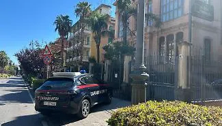 Armato di coltello semina il panico in banca: &egrave; caccia all'uomo