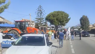 Caro-carburanti, gli agricoltori bloccano l'ingresso di Gela con decine di trattori: &laquo;Siamo alla fame&raquo;