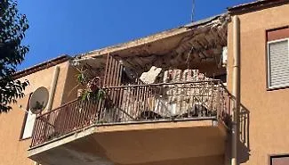 Paura a Sciacca: cede parte della copertura e precipita sul balcone del terzo piano