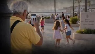 Marina di Ragusa, anziano realizza video ai bambini che giocano in piazza: il caso monta