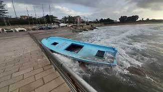 Marina di Modica, la barca sequestrata si deteriora al moletto