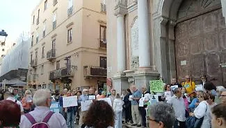 Acqua contaminata e non potabile dai rubinetti: a Trapani la protesta davanti il Comune