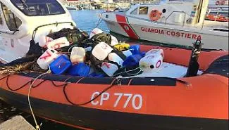 Trappola abusiva nei mari delle Egadi e San Vito: la Guardia Costiera sequestra 105 cannizzi e rimuove oltre una tonnellata di plastica