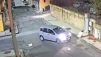 Giostra, lascia i rifiuti per strada beccato e denunciato dalla polizia